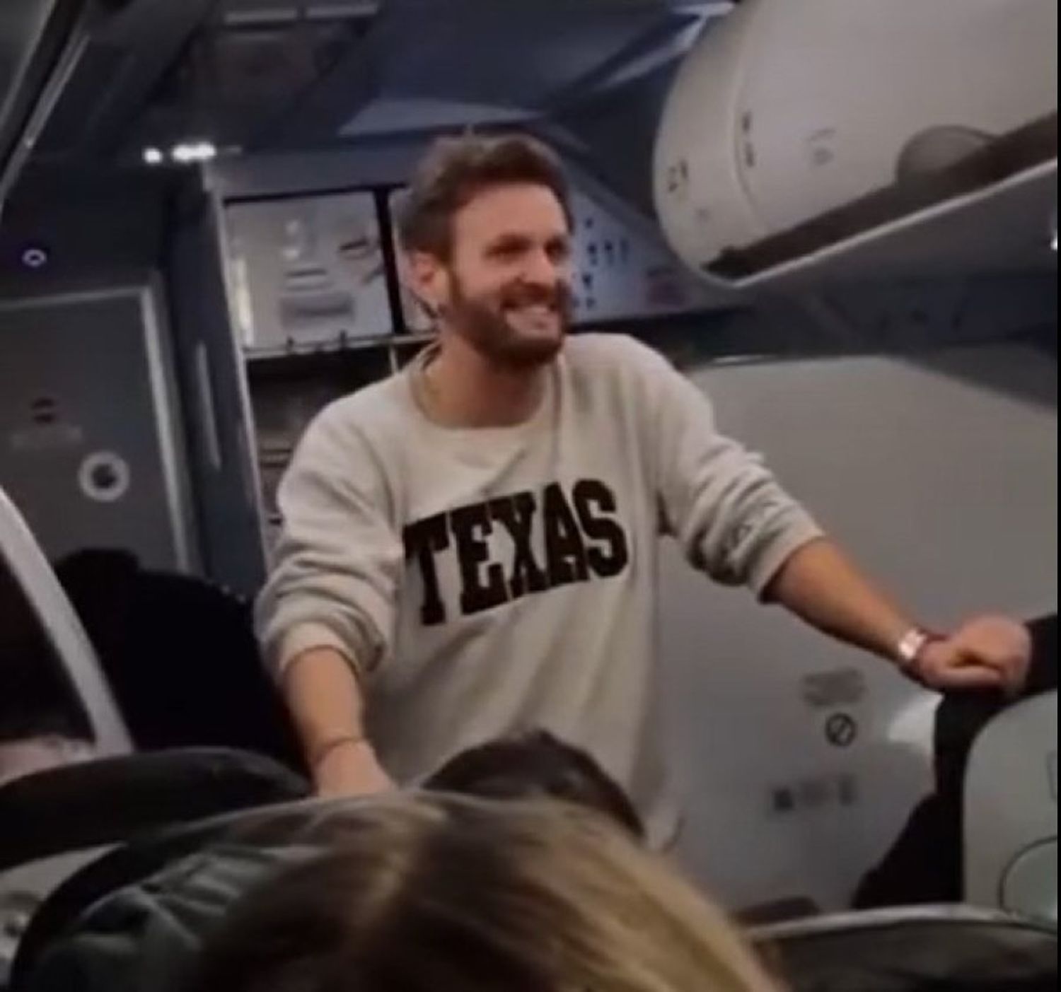 Se demoró el vuelo y Axel sorprendió a los pasajeros con un mini show en pleno avión