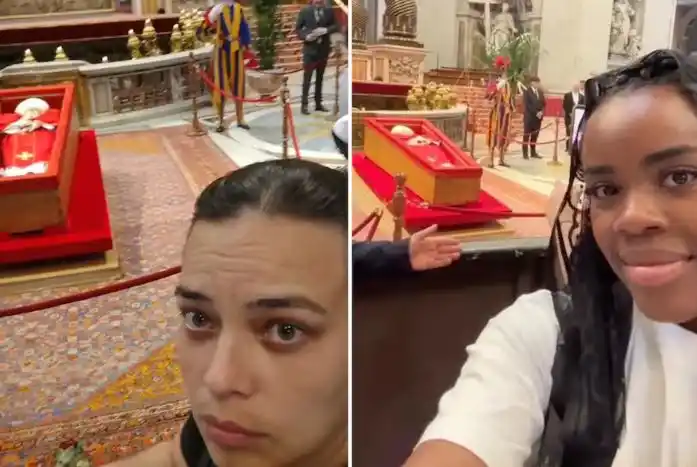 Polémica por los fieles que se sacan selfies con el cuerpo del papa Francisco