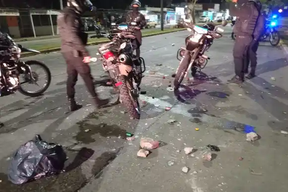 Agredieron a la policía a piedrazos mientras detenían a un motociclista que trató de escapar a contramano por La Florida