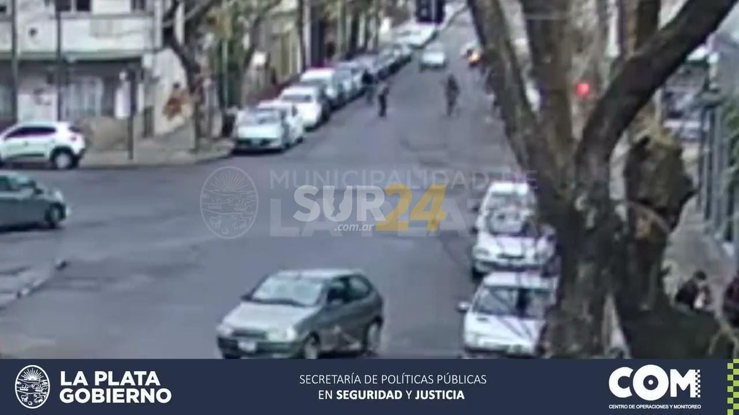 Se subió al capó de un auto y recorrió 200 metros