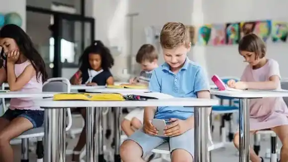 Debate en Santa Fe por el uso de celulares en las escuelas: analizan una nueva ley