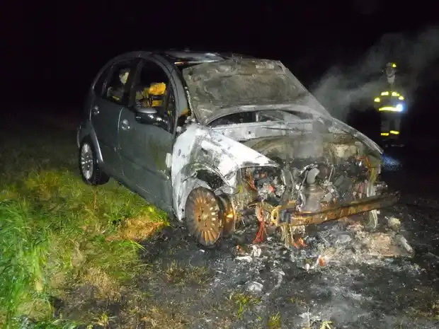 Encuentran un auto en llamas y abandonado en la Ruta Provincial 20
