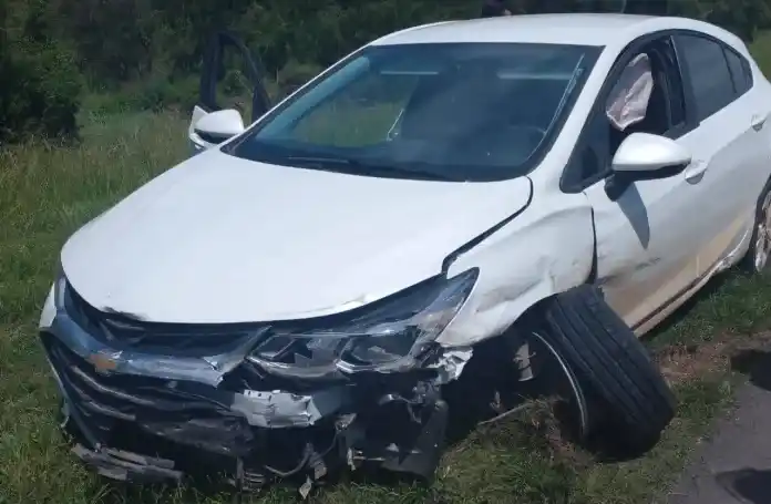Un sacerdote de Larroque chocó contra el guardarraíl y despistó