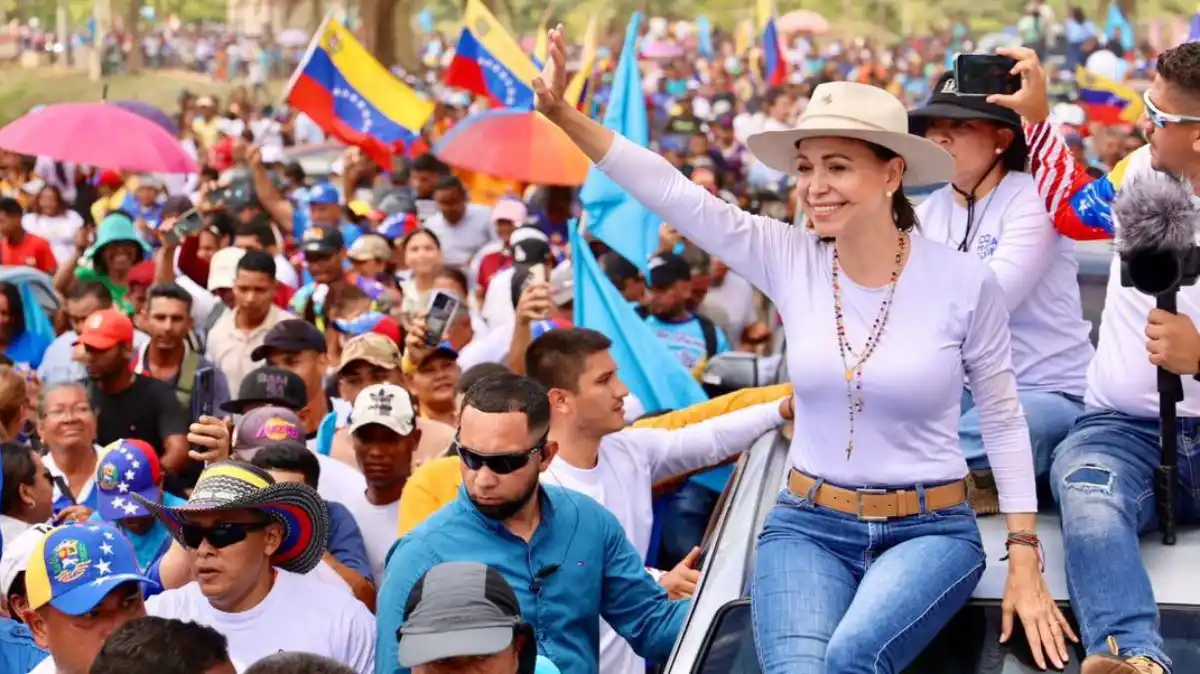 ¡EN CARAVANAS Y RODEADA DE GENTE! María Corina Machado recorre Bolívar palmo a palmo (VIDEOS)