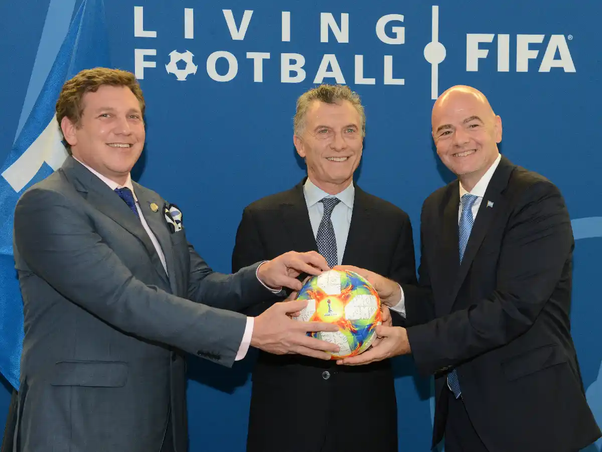 Macri recibió un premio de la Fifa por sus aportes al fútbol mundial
