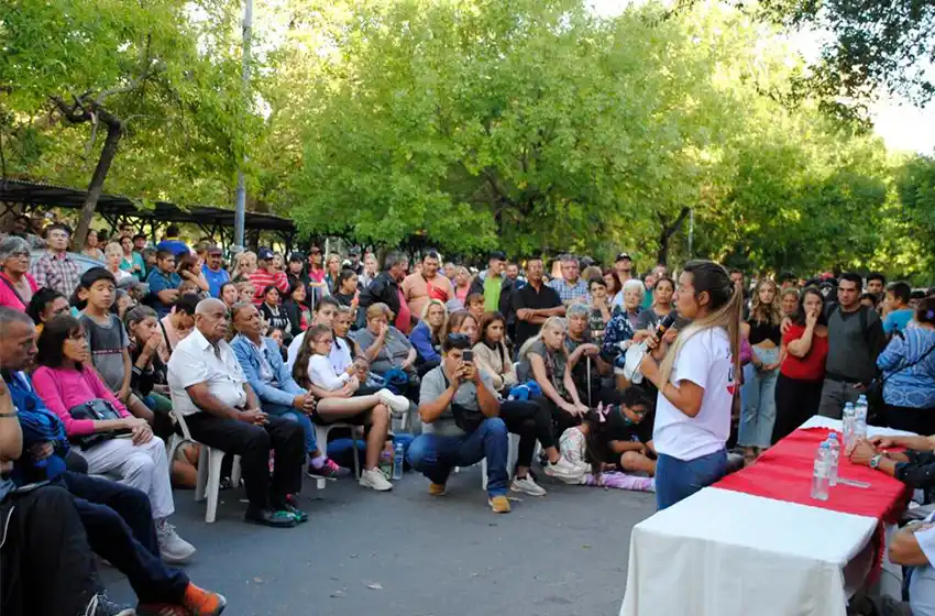 La juventud radical manifestó que no le permiten trabajar en la sede y copó la puerta del Comité