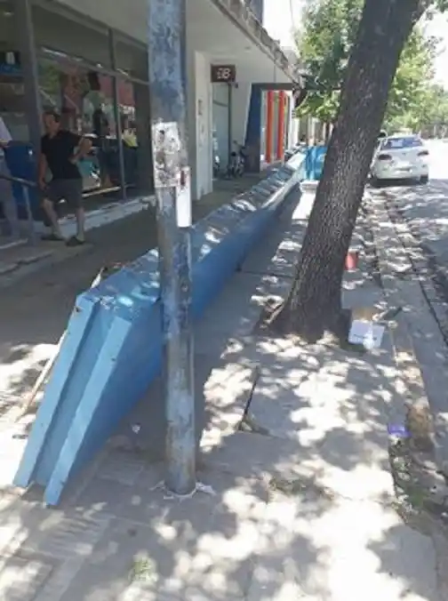 Sorprendió el desprendimiento de un cartel publicitario