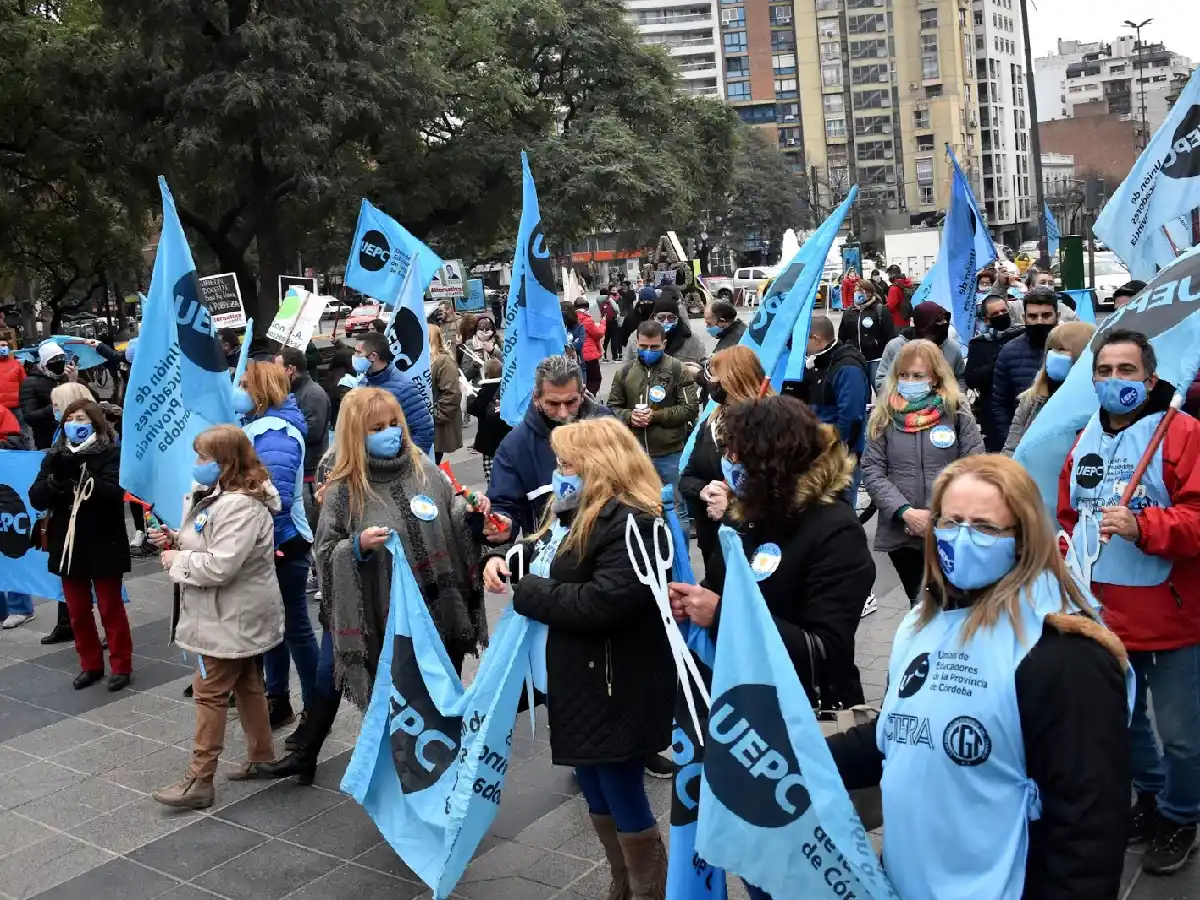 Gremio docente de Córdoba pide incremento salarial y amenaza con protestas
