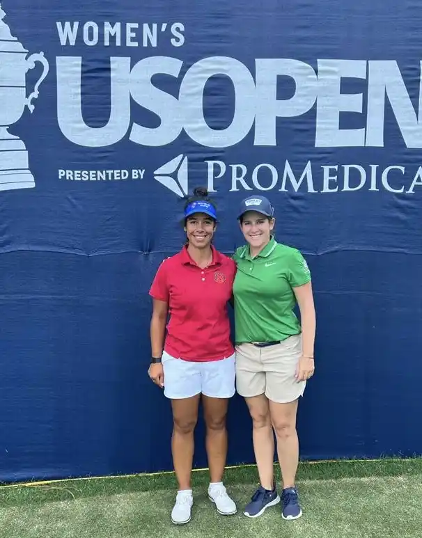 Agostina Parmigiani junto a Sofía García, a quien esta semana le oficia de caddie en el US Open.