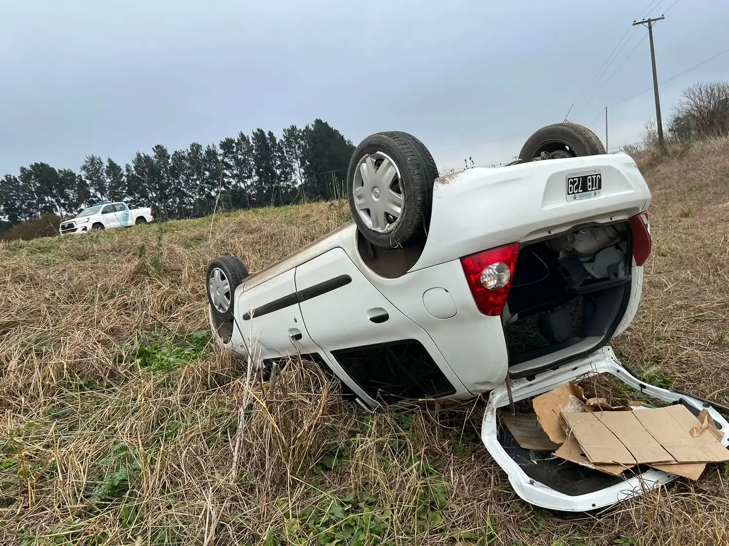 Así quedó el Renault Clio tras el despiste y posterior vuelco.