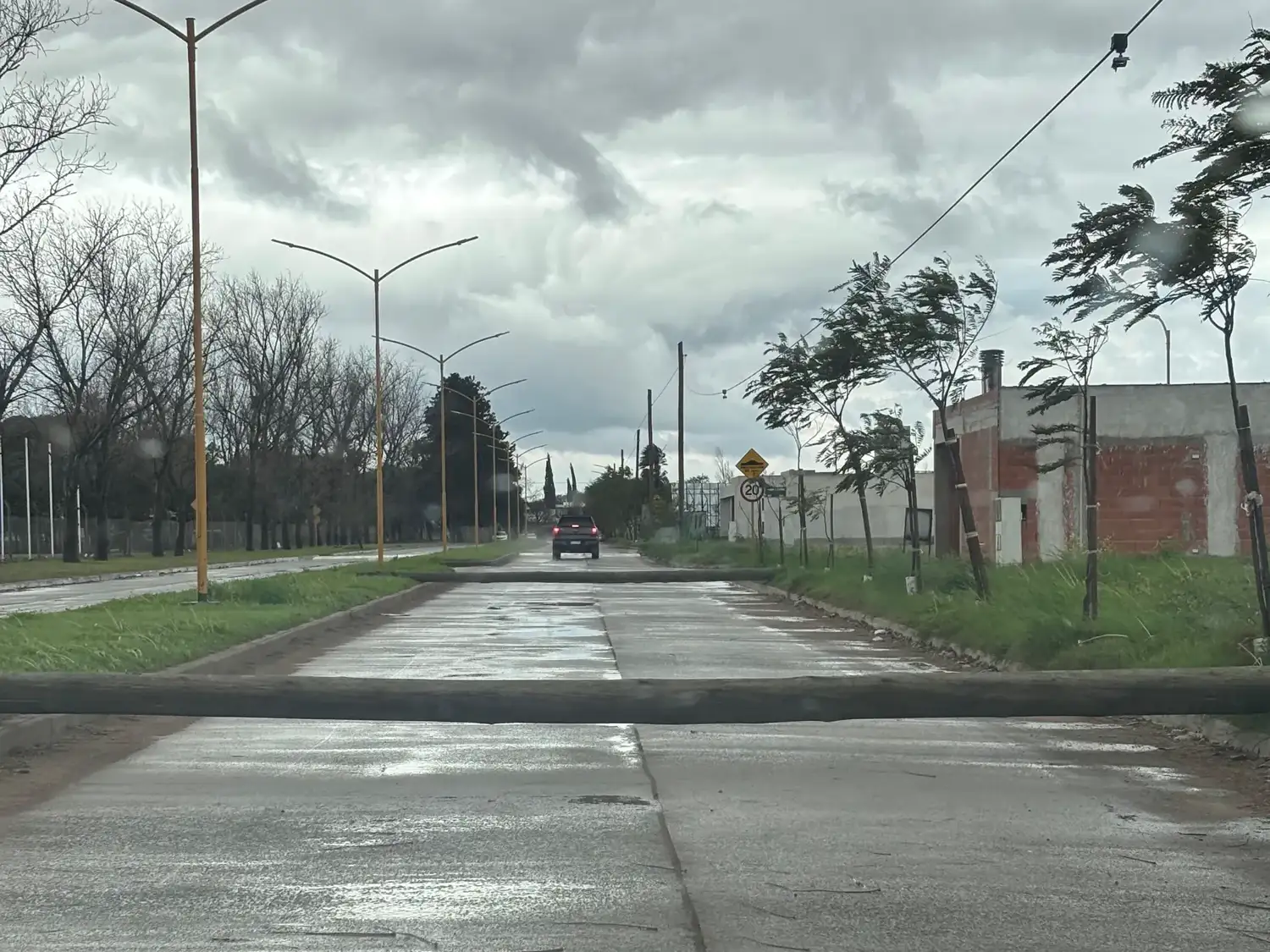 En calle Las Margaritas el fuerte viento provocó la caída de postes.