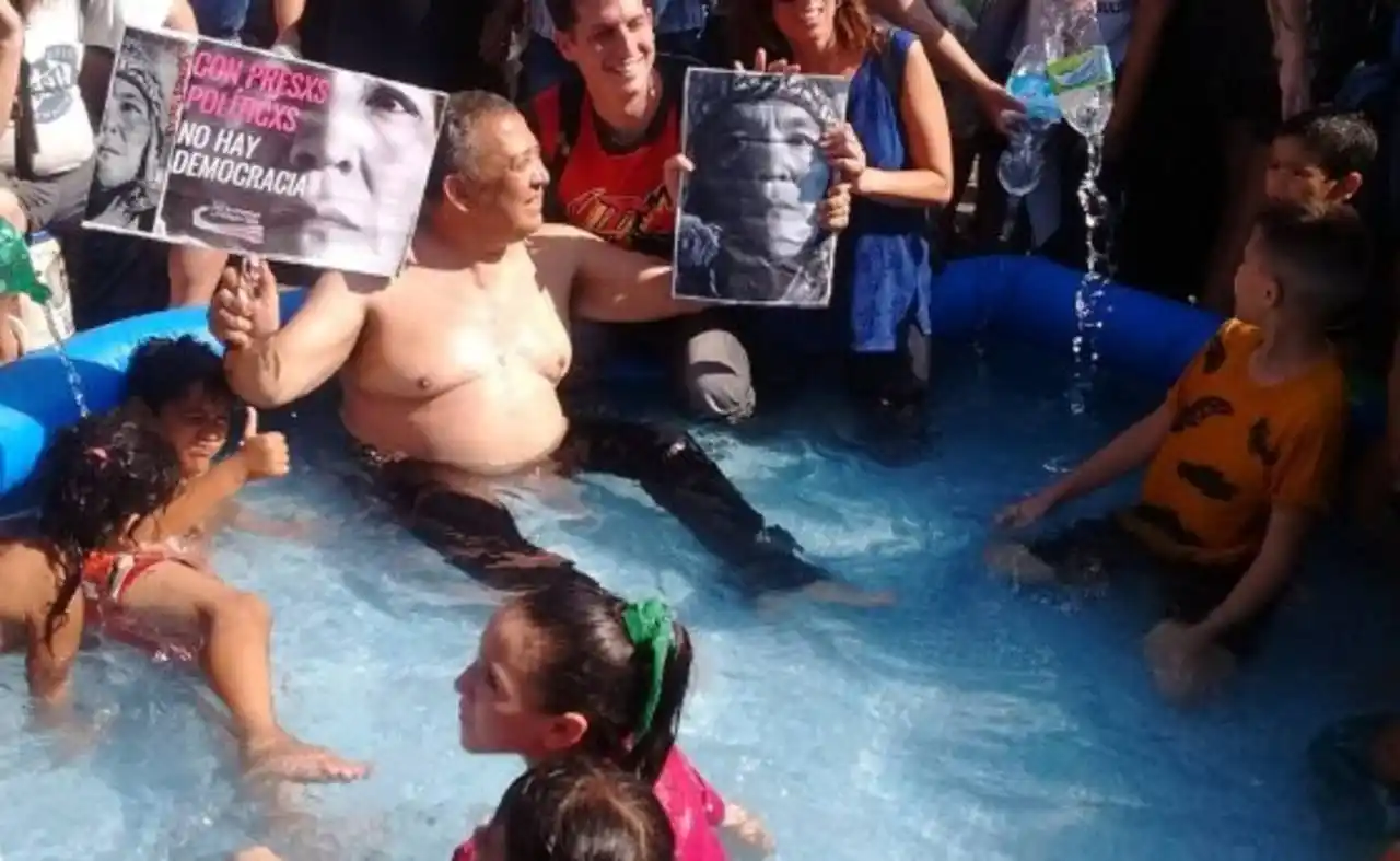 Hubo marcha y piletazo pidiendo la libertad de Milagro Sala