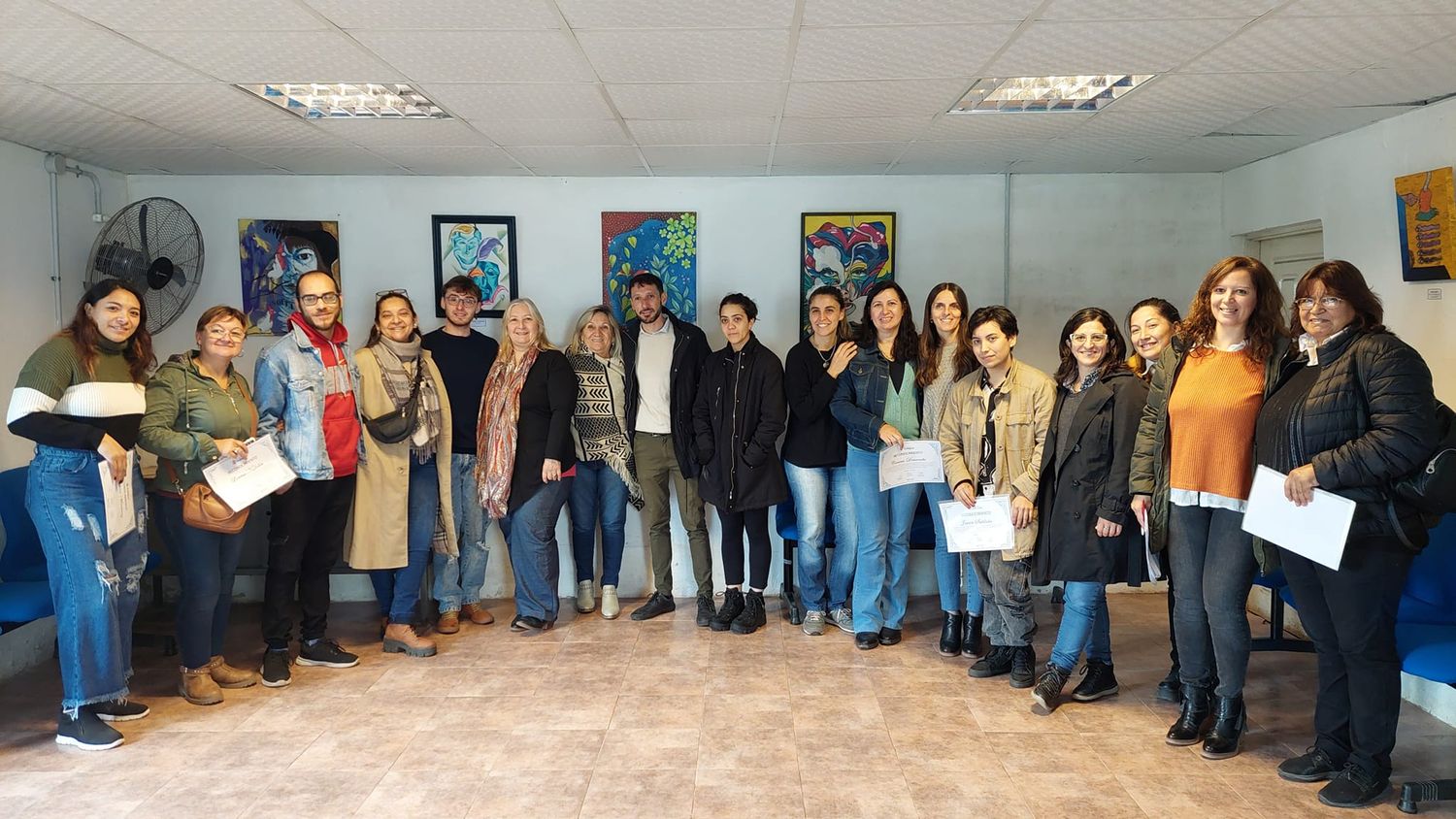 Autoridades municipales junto a algunos de los artistas expositores.