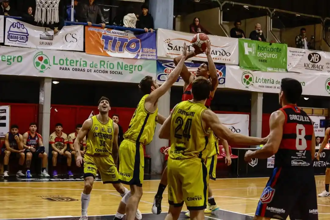 La Fiebre cayó en Viedma en un partido que tuvo de todo. Foto: Marcos Aramburu