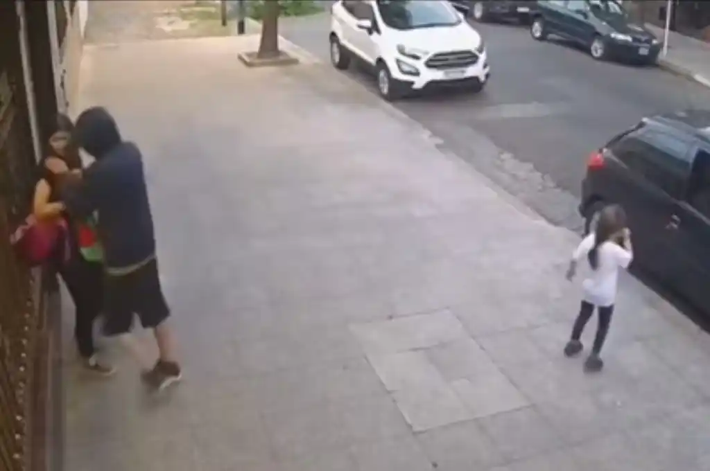 Los ladrones se llevaron el auto de la familia y dos mochilas.