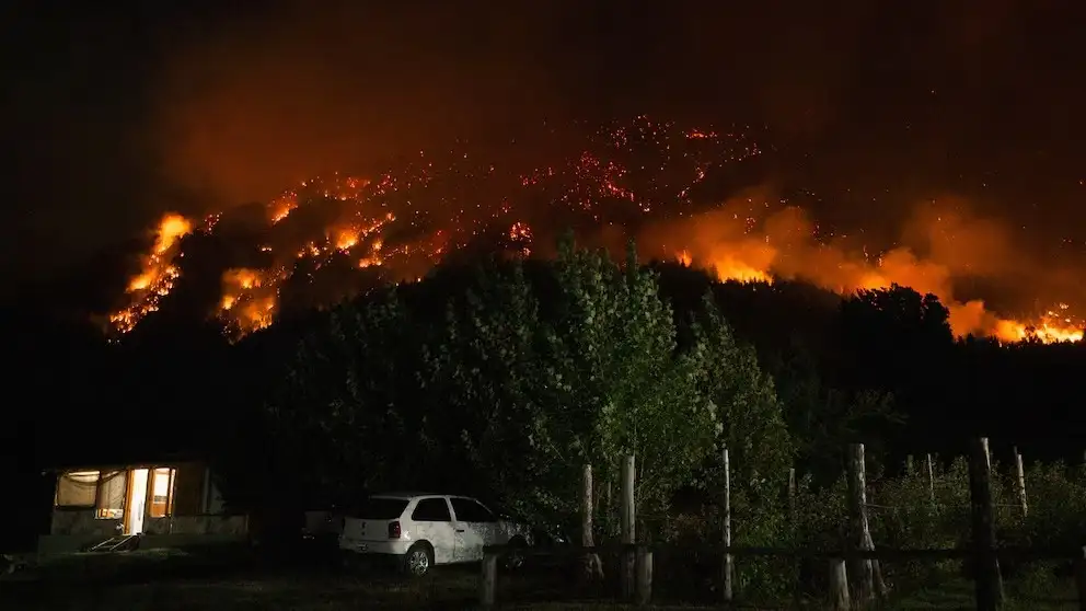 El clima adverso, con temperaturas cercanas a 30 °C y baja humedad, condiciona la labor de los brigadistas en Chubut (Martin Levicoy)
