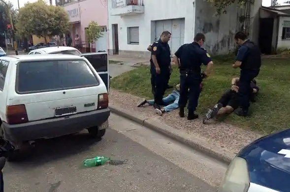 Robaron una zapatería, pero los vieron, los persiguieron y detuvieron