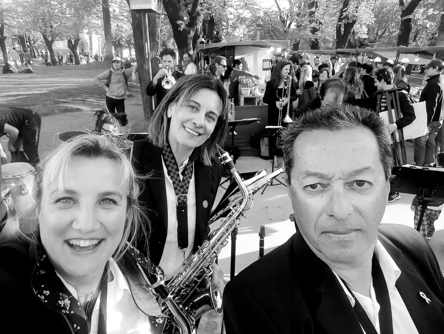 En la Plaza Independencia, durante la Feria de Artesanos, con sus compañeros y amigos Soledad Baniles y José Luis Breit.
