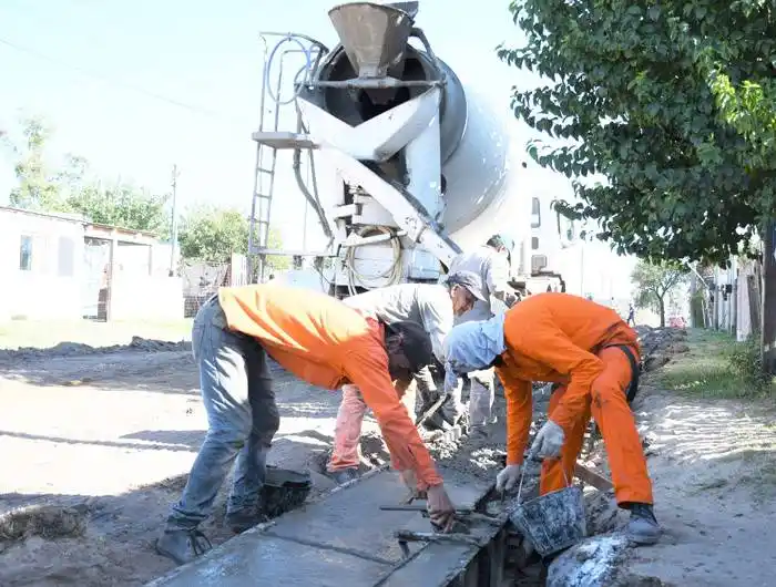 Avanzan las obras de cordón  cuneta en los barrios Leoncio  de Luque y Victorino Simón