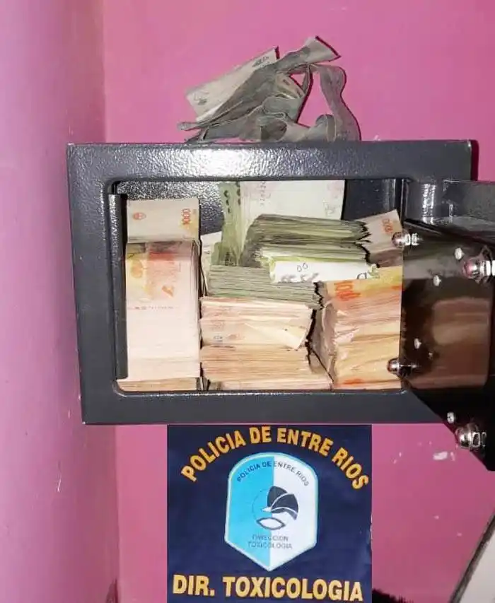 En un  allanamiento por drogas,  encuentran una caja fuerte llena de billetes 