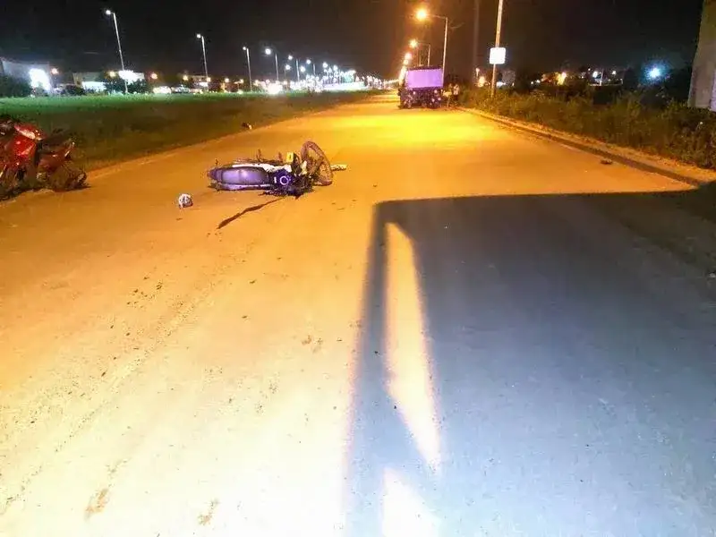 Un motociclista murió tras chocar un acoplado estacionado