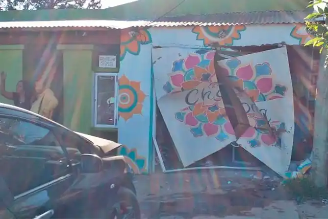Perdió el control de su auto y terminó incrustado contra una tienda de ropa