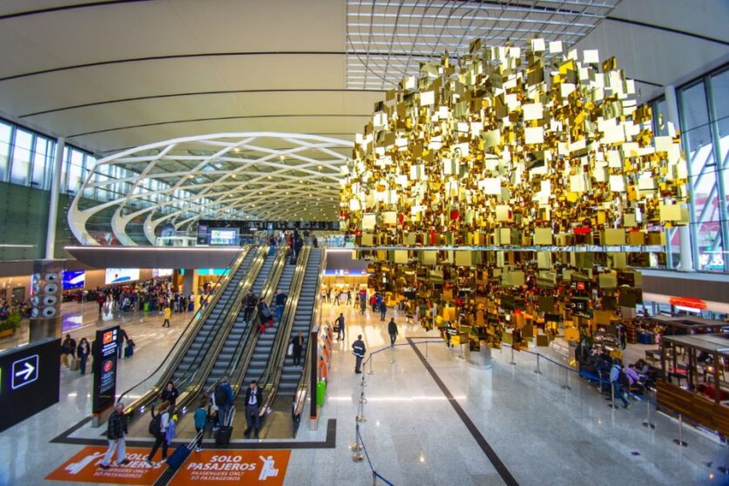 “SOL” de Julio Le Parc, ilumina la nueva Terminal de Partidas de Ezeiza