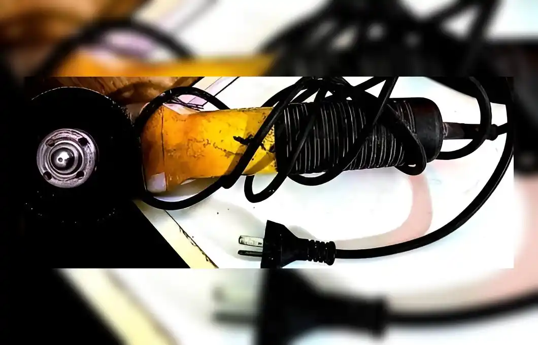 La amoladora secuestrada en poder del delincuente.