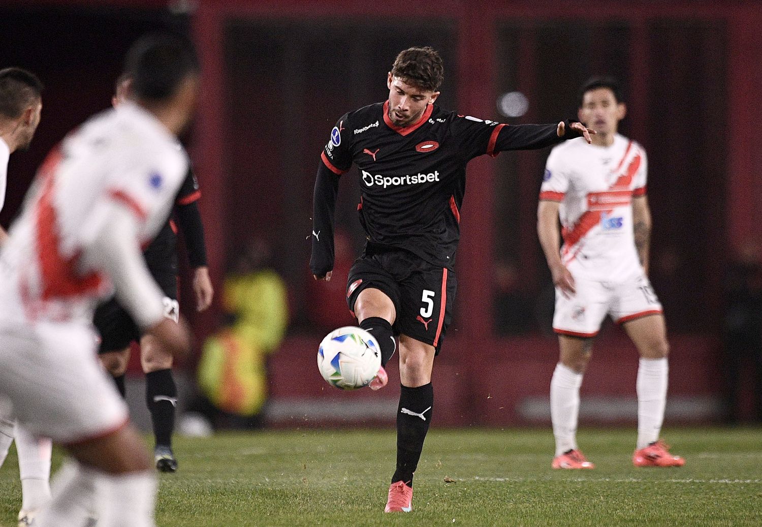 Con siete goles, Independiente consiguió su lugar en octavos