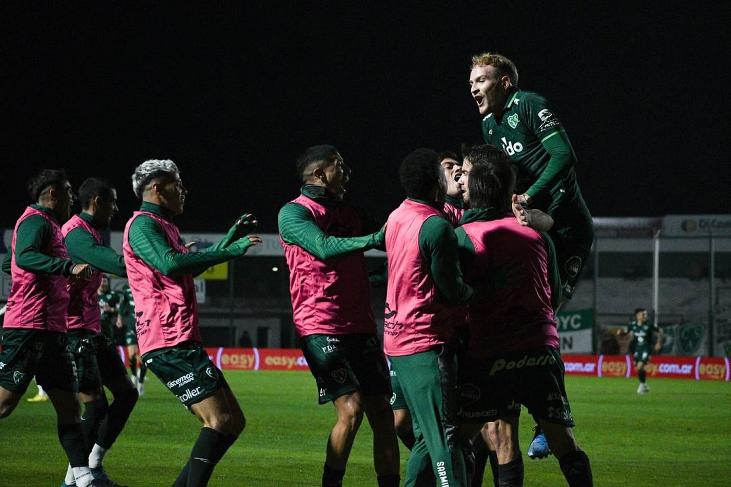 Sarmiento goleó a Atlético Tucumán