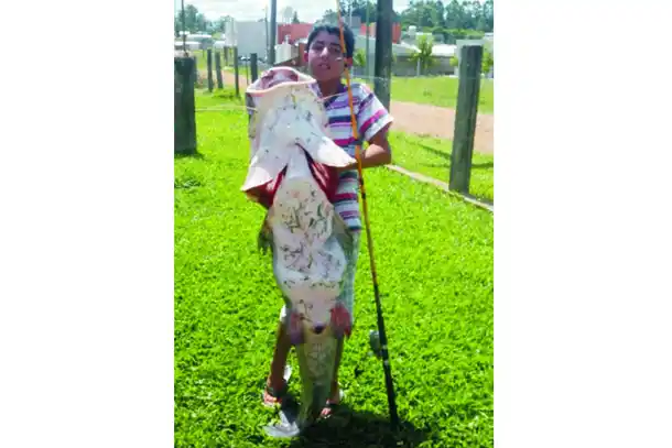 Un chico de 13 años pescó un surubí de 32 kilos