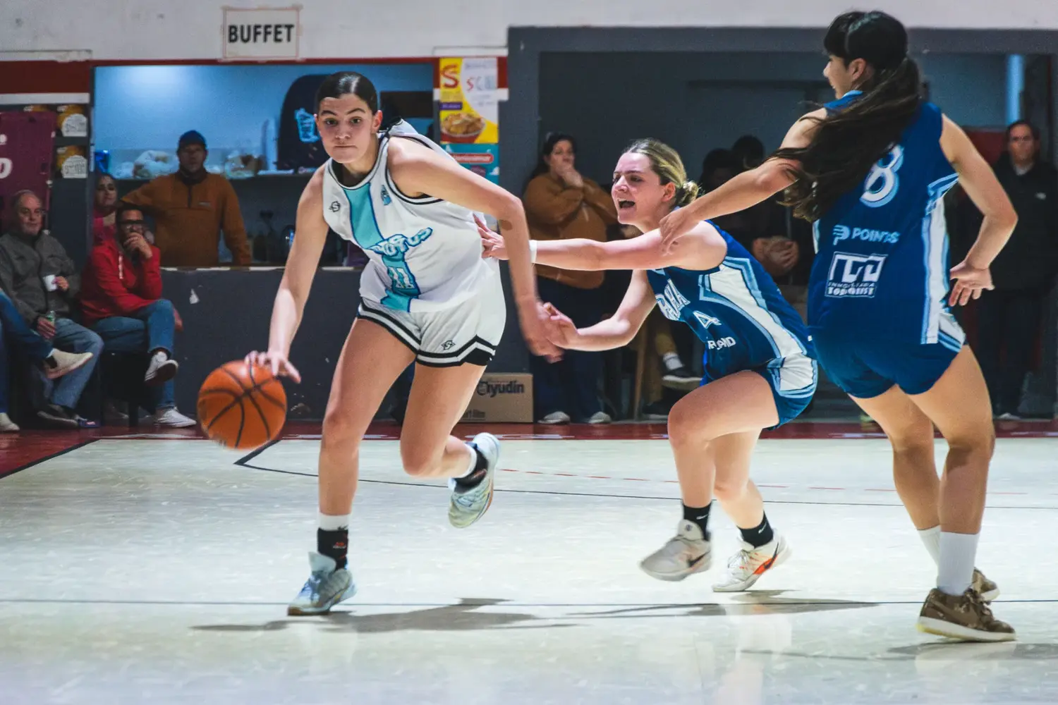 Jazmín Bianco de Tres Arroyos conduce la pelota ante la marca de Sofía Schroh