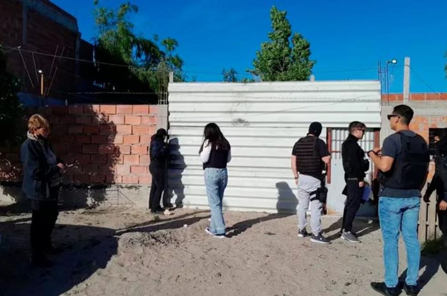 un hombre amenaza a su vecina