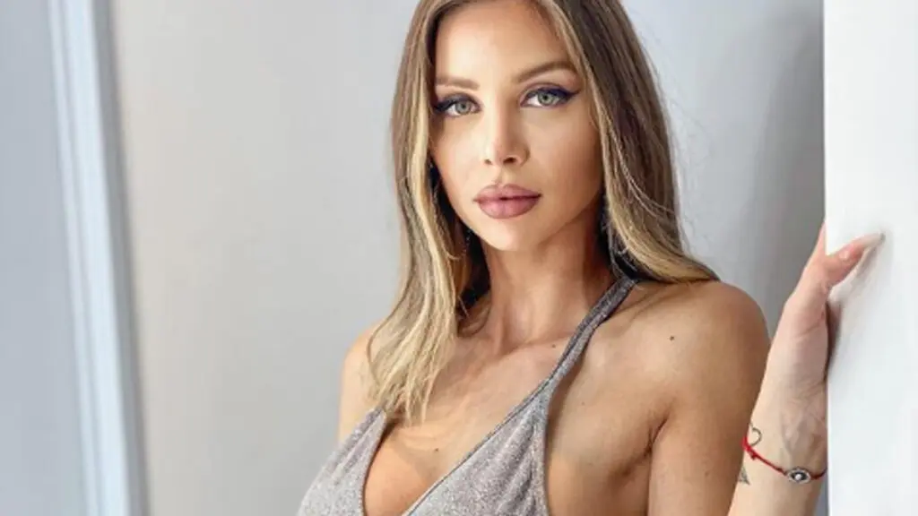 En bikini y de la mano con una amiga, Romina Malaspina posó de espaldas en la playa