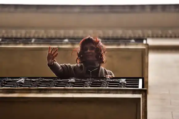 La Justicia autoriza a Cristina Kirchner a salir al balcón de su domicilio, pero con restricciones