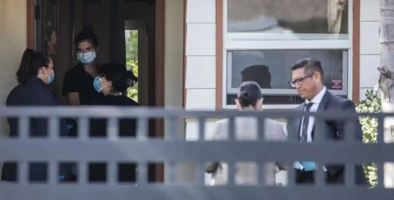 California: mató a sus tres hijos y la encontraron junto a ellos sosteniendo una Biblia