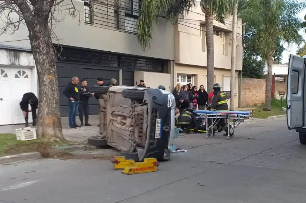 Uno de los vehículos involucrados volcó