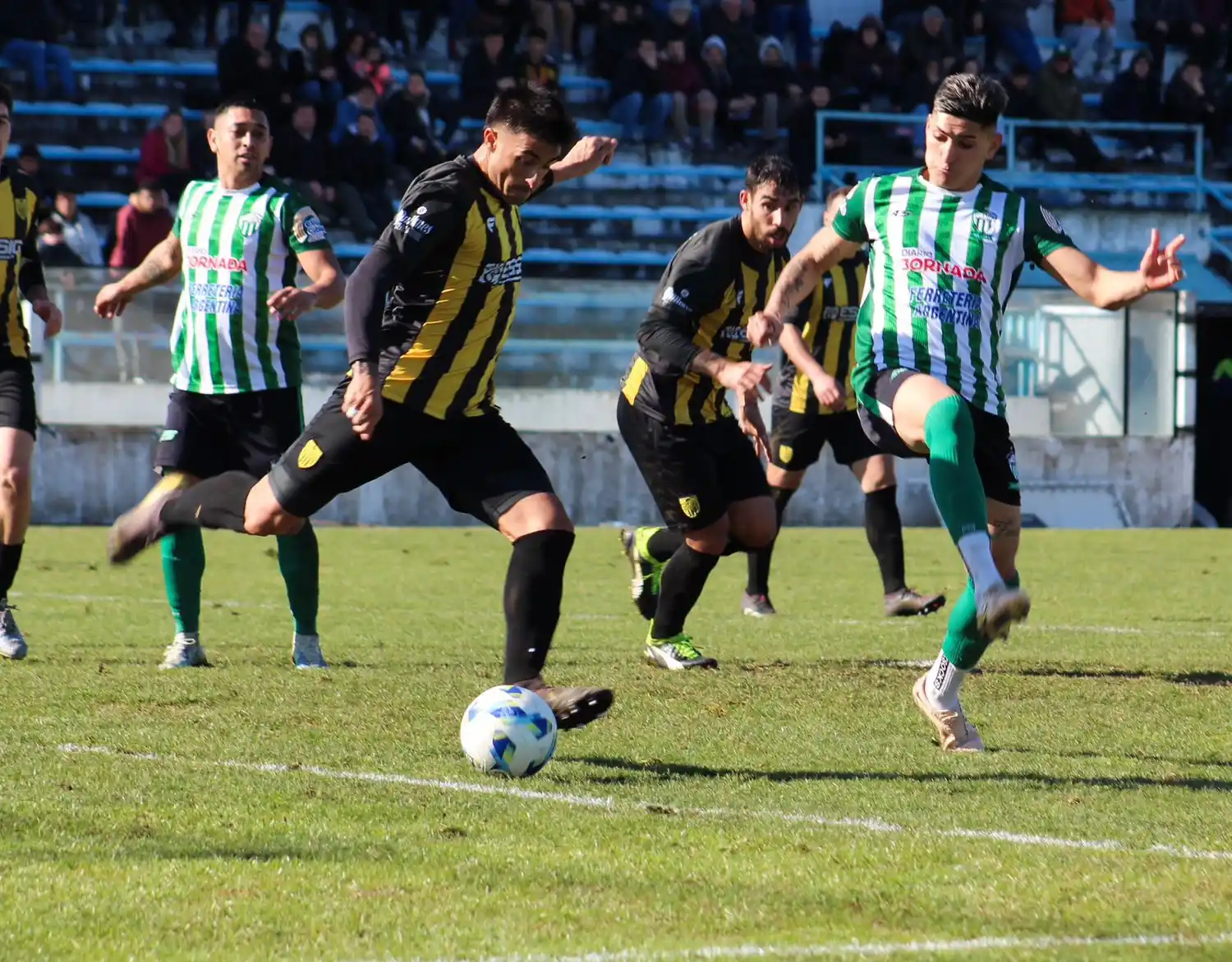 Agustín Jara aporta solvencia en la defensa de Santamarina.