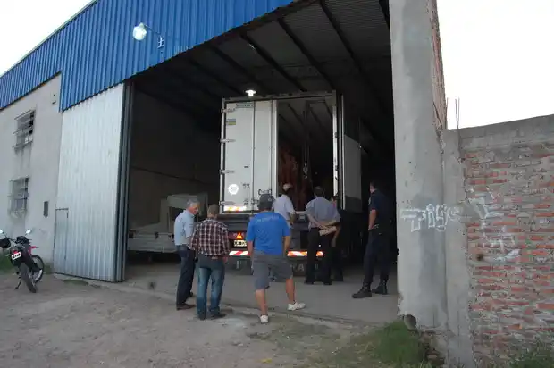 Secuestraron 124 medias reses de un camión robado hallado en la ciudad