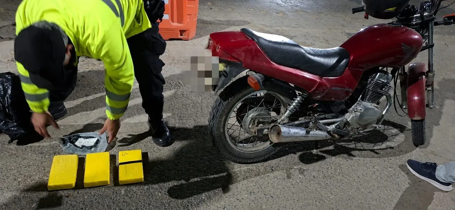 Se pusieron nerviosos en un control de tránsito y se "autodelataron": tenían tres ladrillos de cocaína de alta pureza