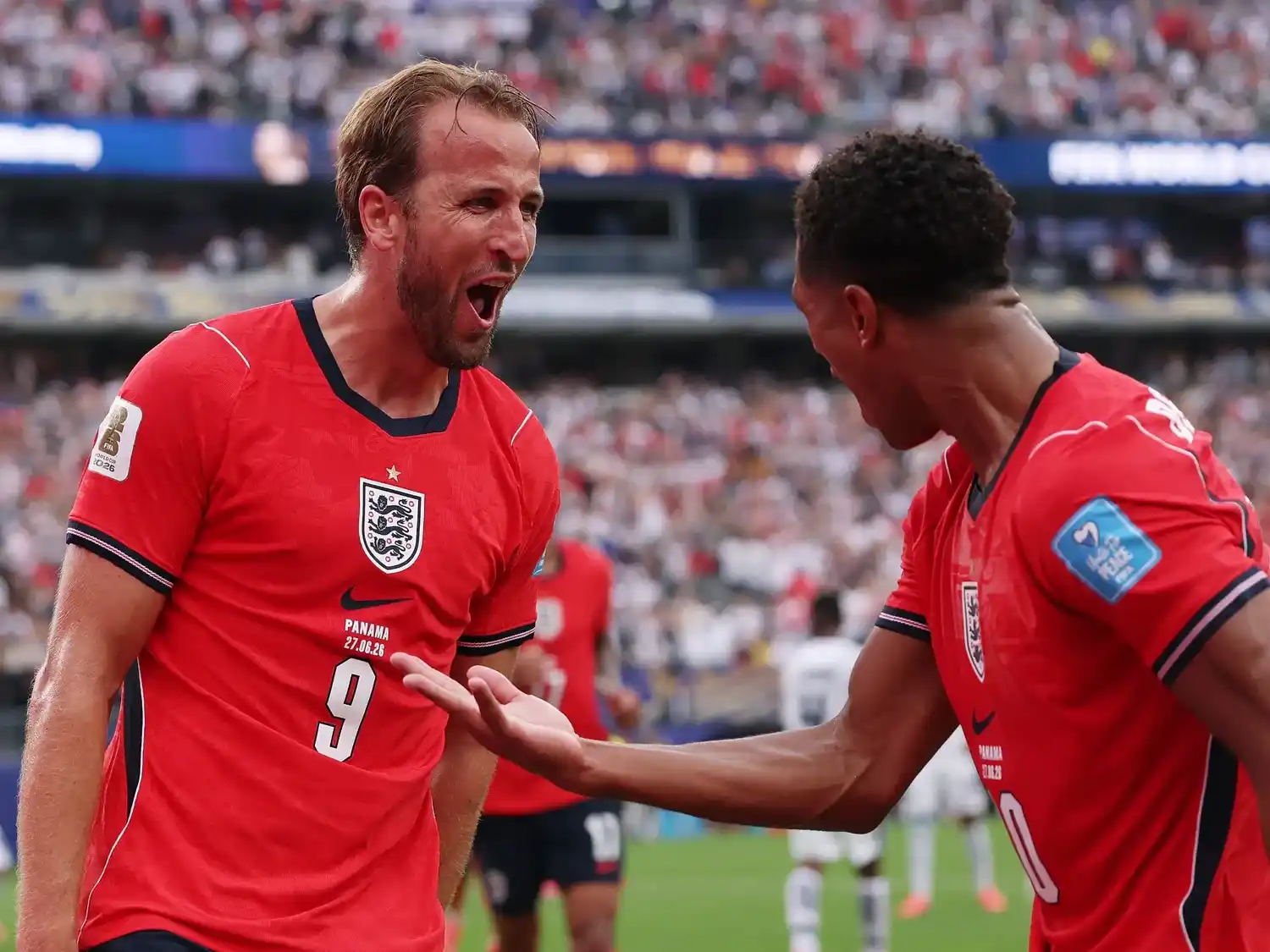 Kane festeja el 2 a 0 con Bellingham, autor del primer gol.