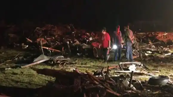 UN TORNADO DEJA ESTELA DE MUERTE Y DESOLACIÓN a su paso por Texas