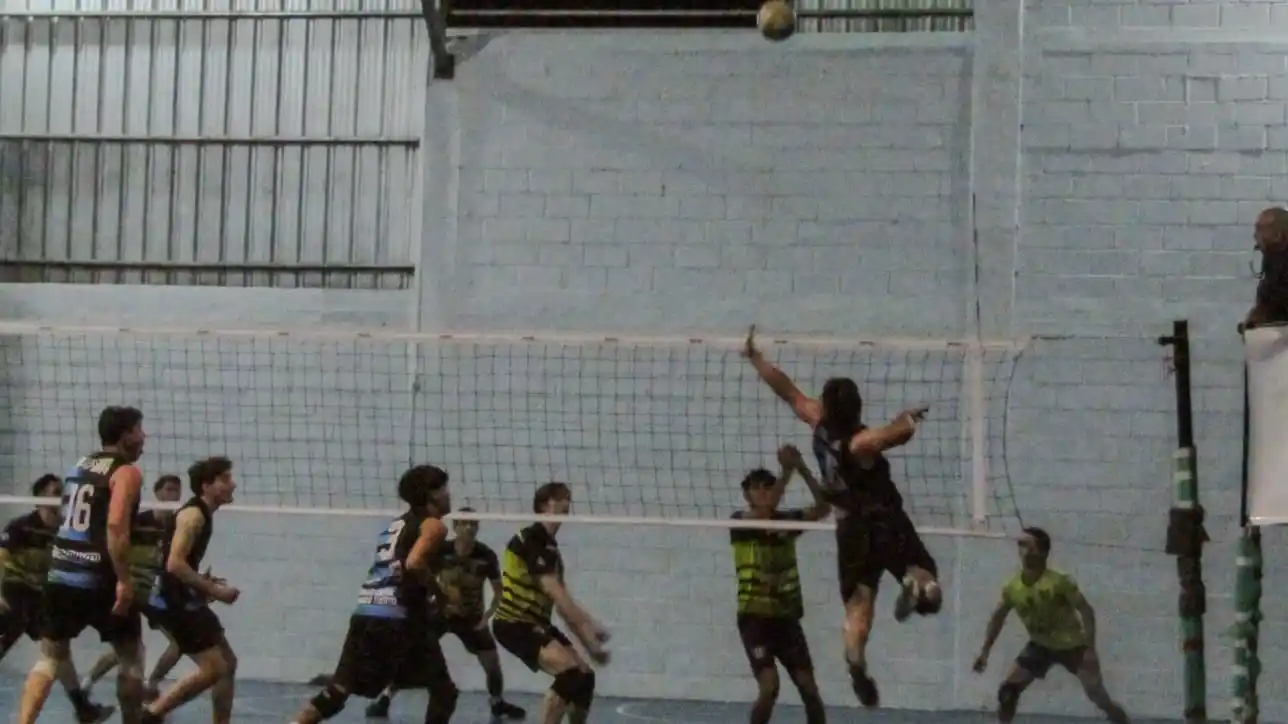 Gazzaniga, gran figura del partido, preparándose para rematar. Foto: Sur24