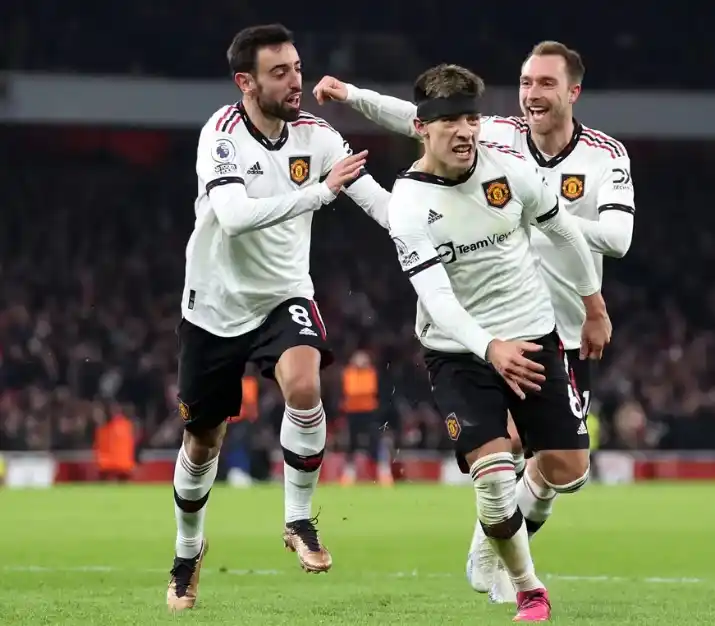 El “gol ninja” de Lisandro Martínez para Manchester United que cayó ante Arsenal, puntero de la Premier League