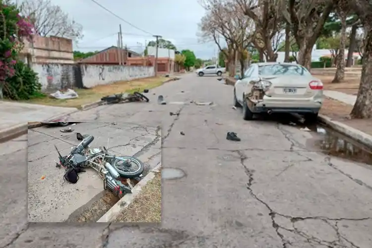 Motoclista resultó con una fractura grave tras chocar contra un auto estacionado
