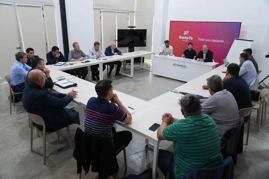 Funcionarios de los ministerios de Ambiente y Cambio Climático, de Trabajo y de Desarrollo Productivo del Gobierno de la Provincia de Santa Fe se reunieron con representantes de frigoríficos del sector pesquero