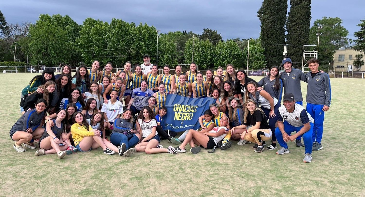 El elenco de La Plata. Las jugadoras de Everton junto al cuerpo técnico