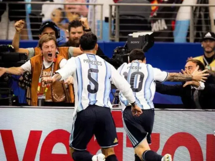Es de Lobería, fue a cubrir el Mundial 2026 y terminó tocándole la mano a Messi tras un gol histórico