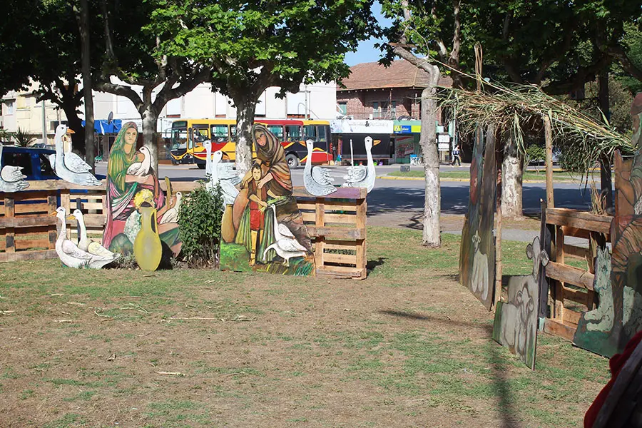 Arman el pesebre en la Plaza