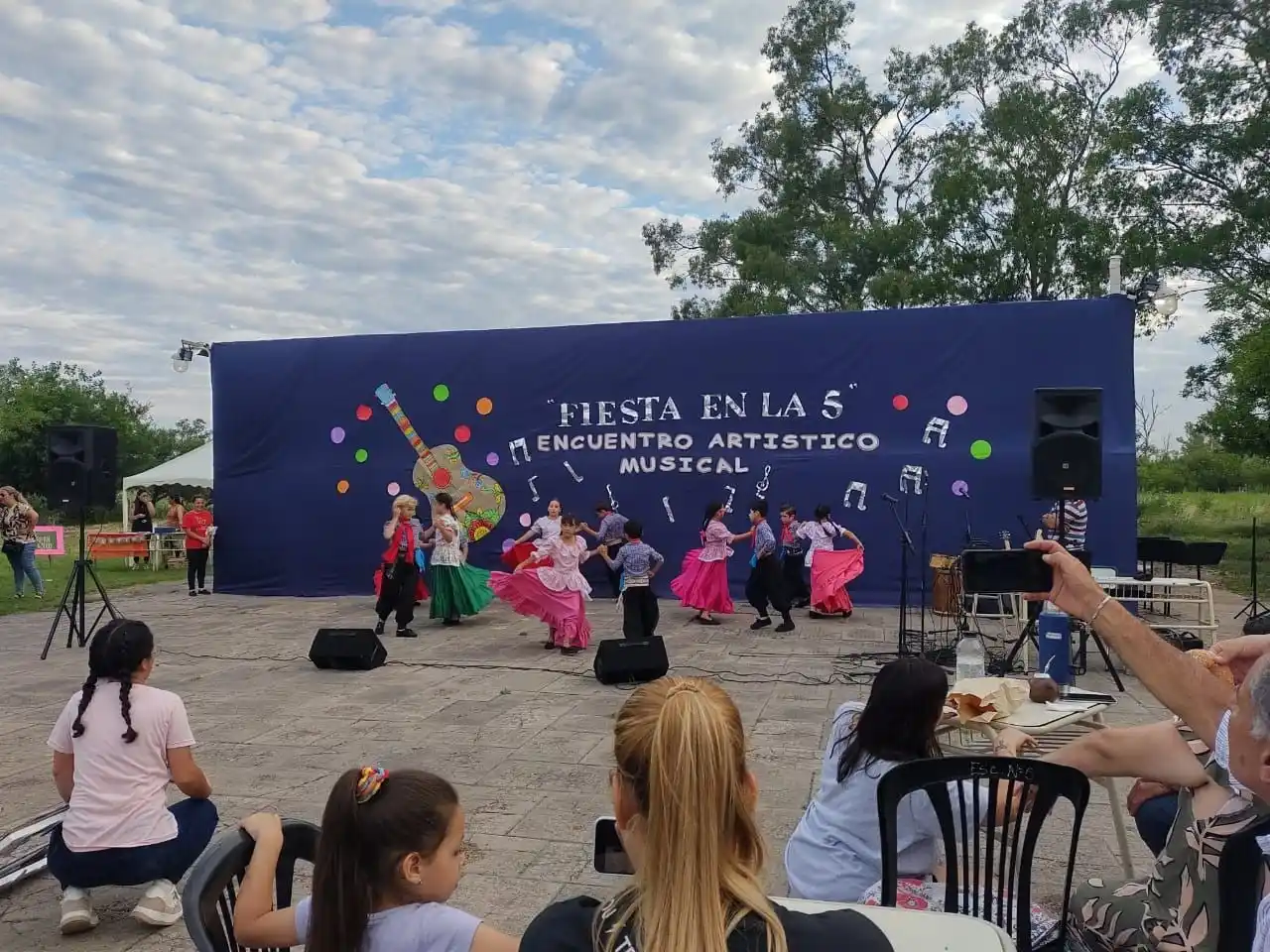 Fiesta en la 5’: el arte y la solidaridad se unieron en la Escuela Gallo para una noche inolvidable